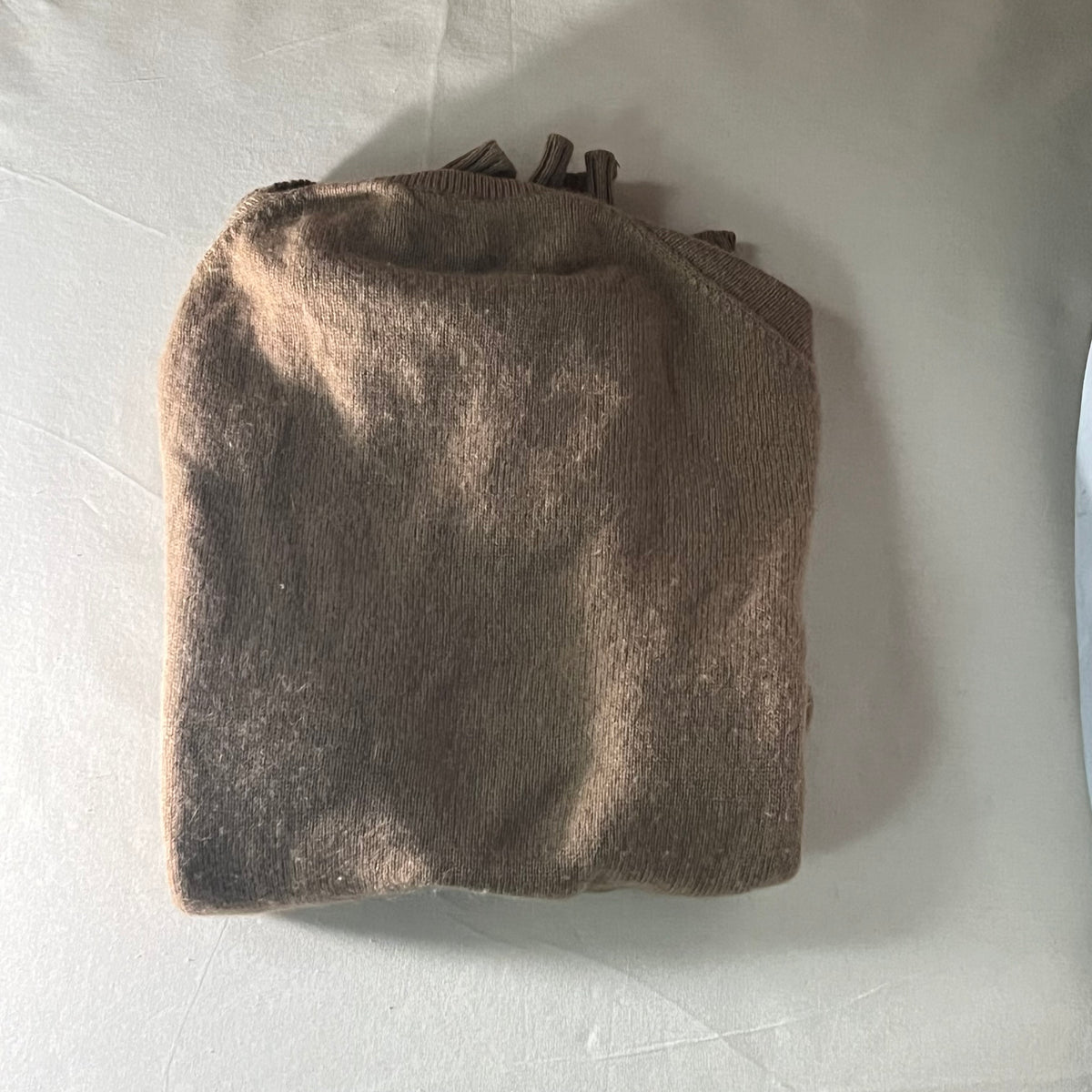Espalda del jersey de pelo de camello Bryant of Scotland, doblado