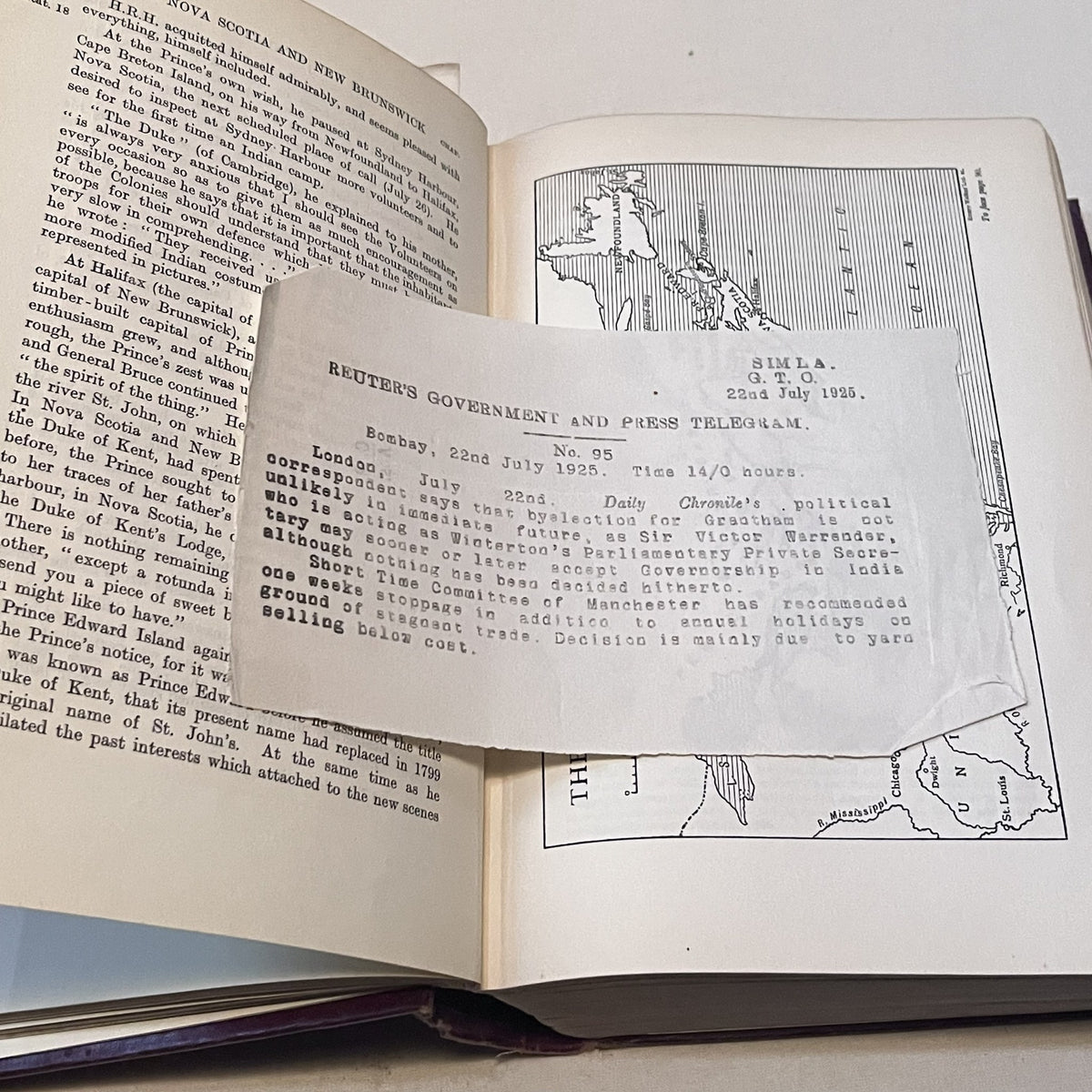 Telegrama de Reuter fechado en Simla el 22 de julio de 1925, sobre el mapa de Norteamérica del libro