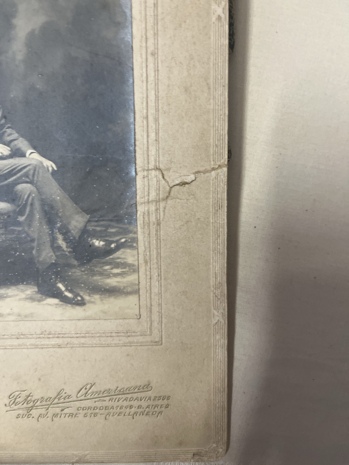 Detalle del retrato: esquina inferior derecha del cartón con el sello de Fotografía Americana, Buenos Aires, y una grieta en el margen