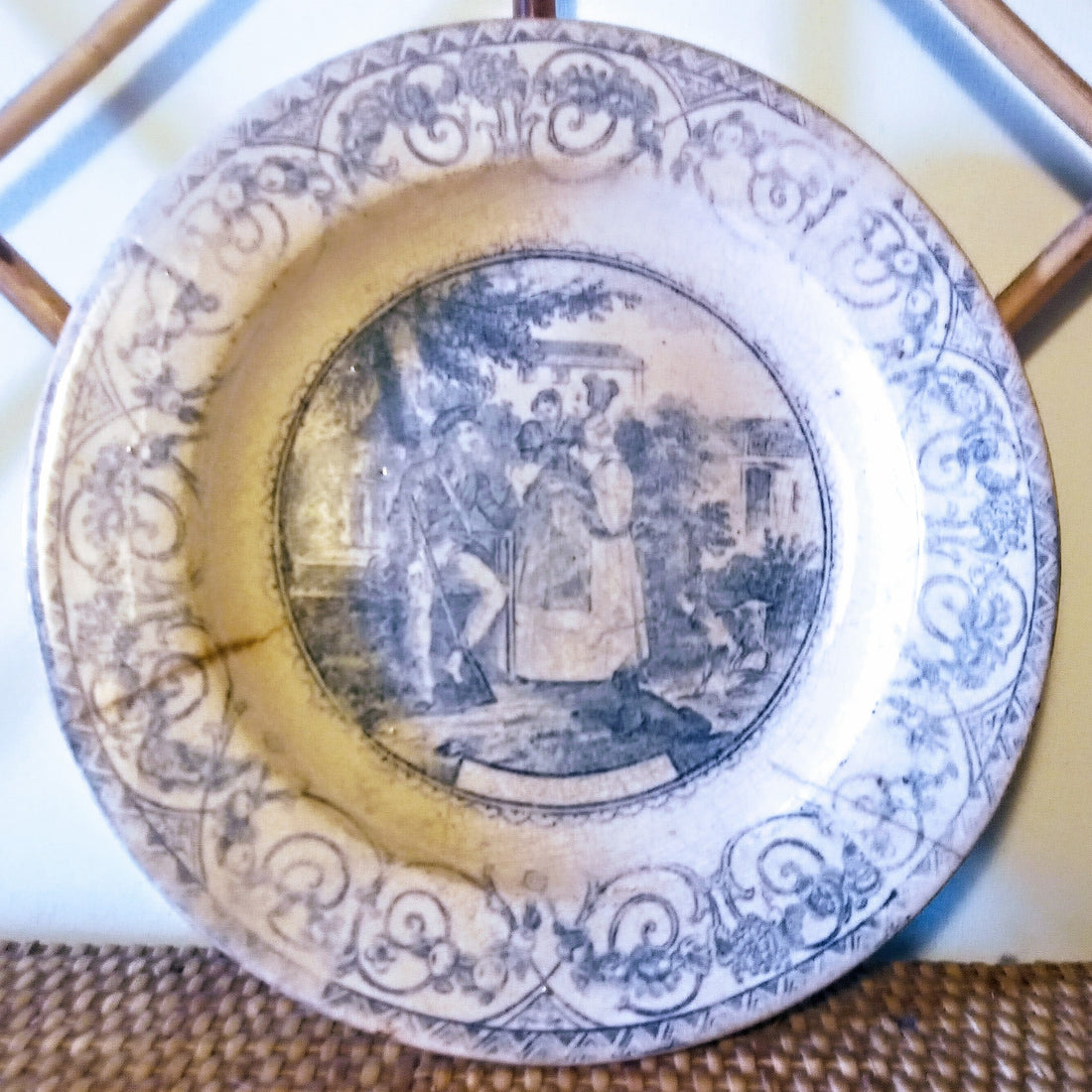 Plato de Sargadelos, siglo XIX, con decoración azul bajo cubierta y escena costumbrista.