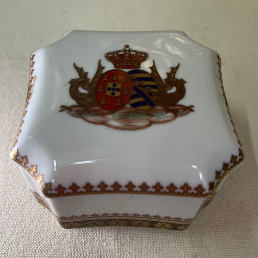 Caja de porcelana Sorart con escudo real portugués y dragones en la tapa