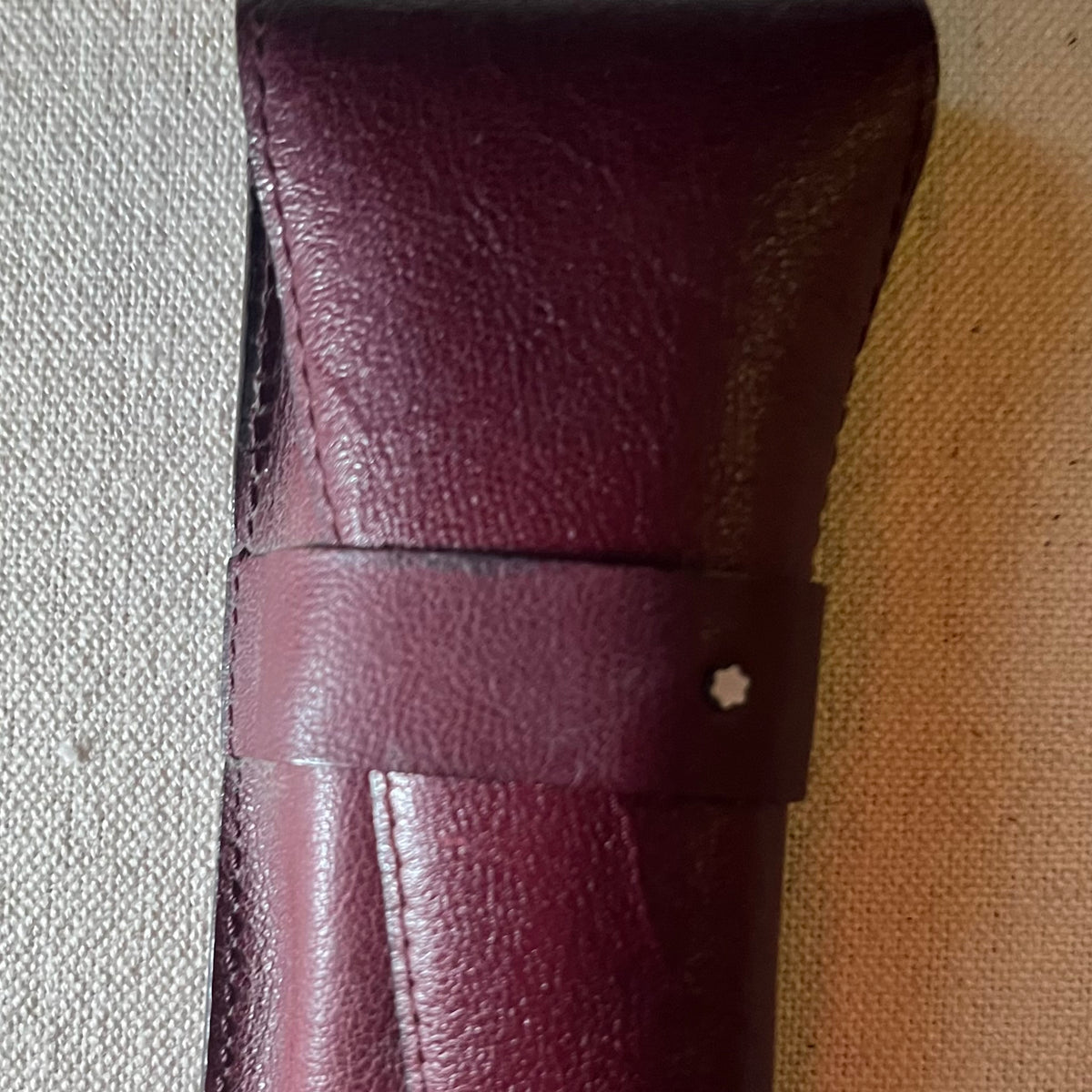 Funda de piel burdeos Montblanc para dos plumas, detalle de la piel