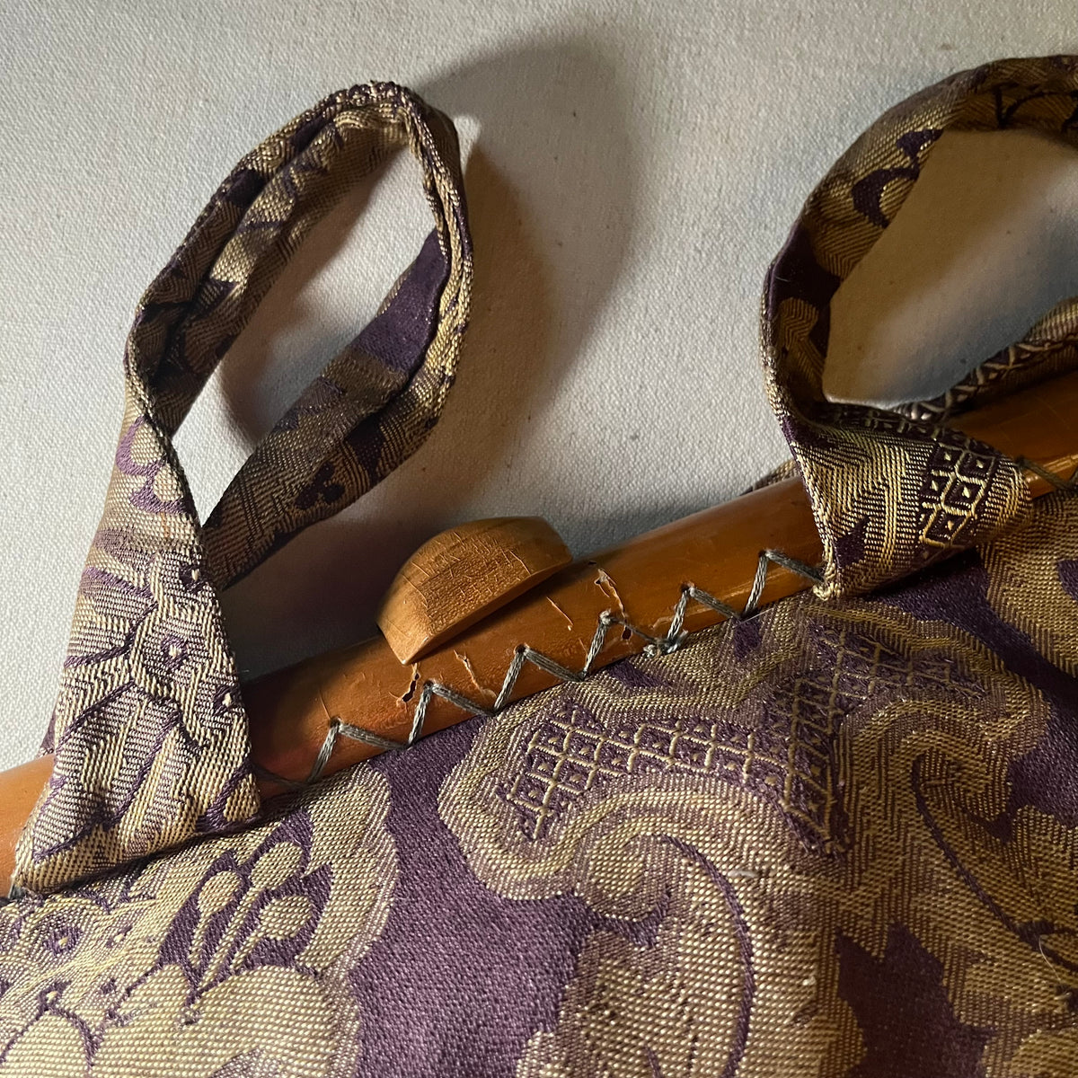 Bolsa de labor de brocado con mangos de bambú, detalle del tejido