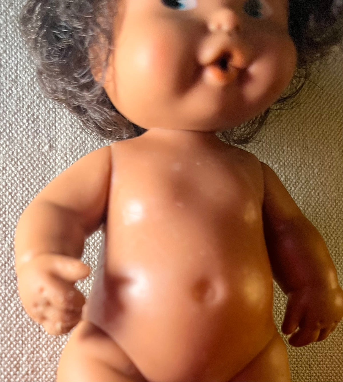 Muñeca Barriguitas de Famosa de los años ochenta, detalle