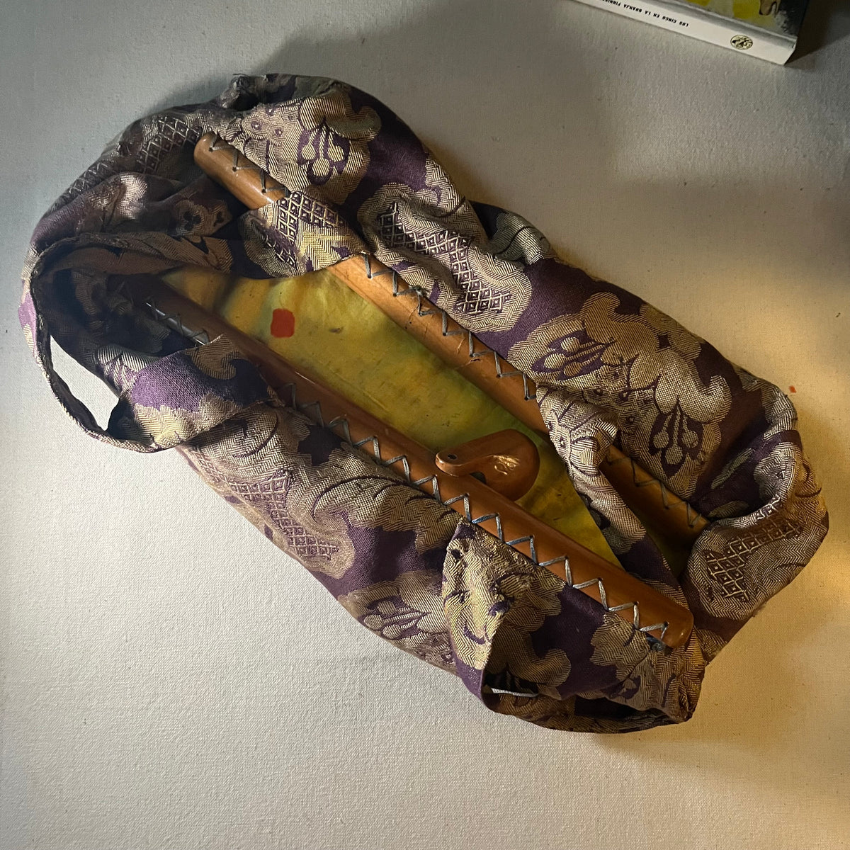 Bolsa de labor de brocado con mangos de bambú, otra vista