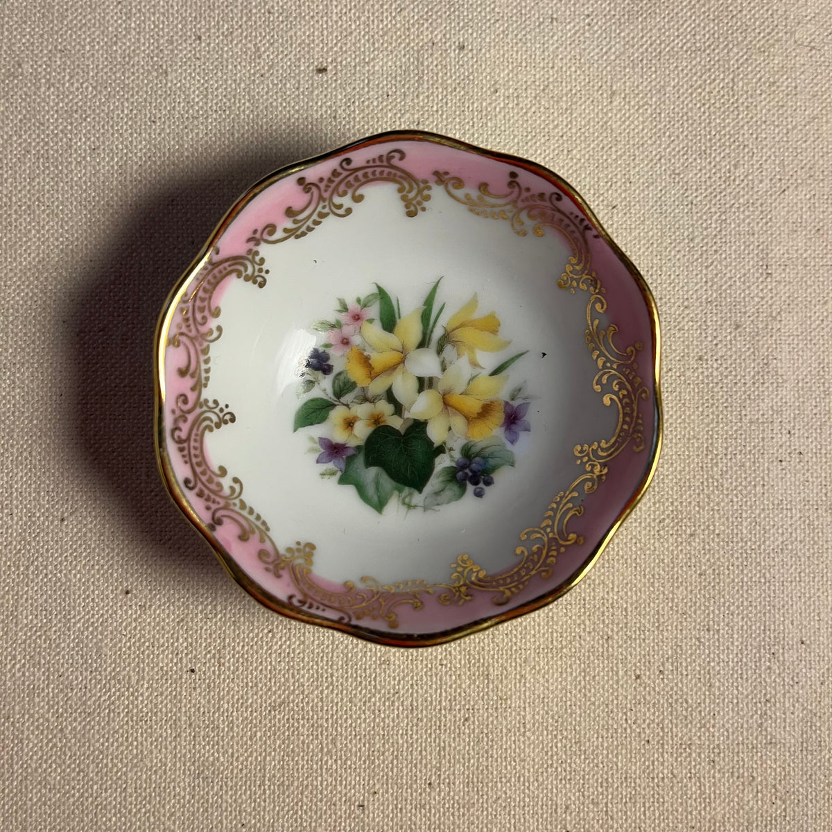 Cuenco de porcelana Impérial Limoges con borde rosa y decoración floral pintada a mano