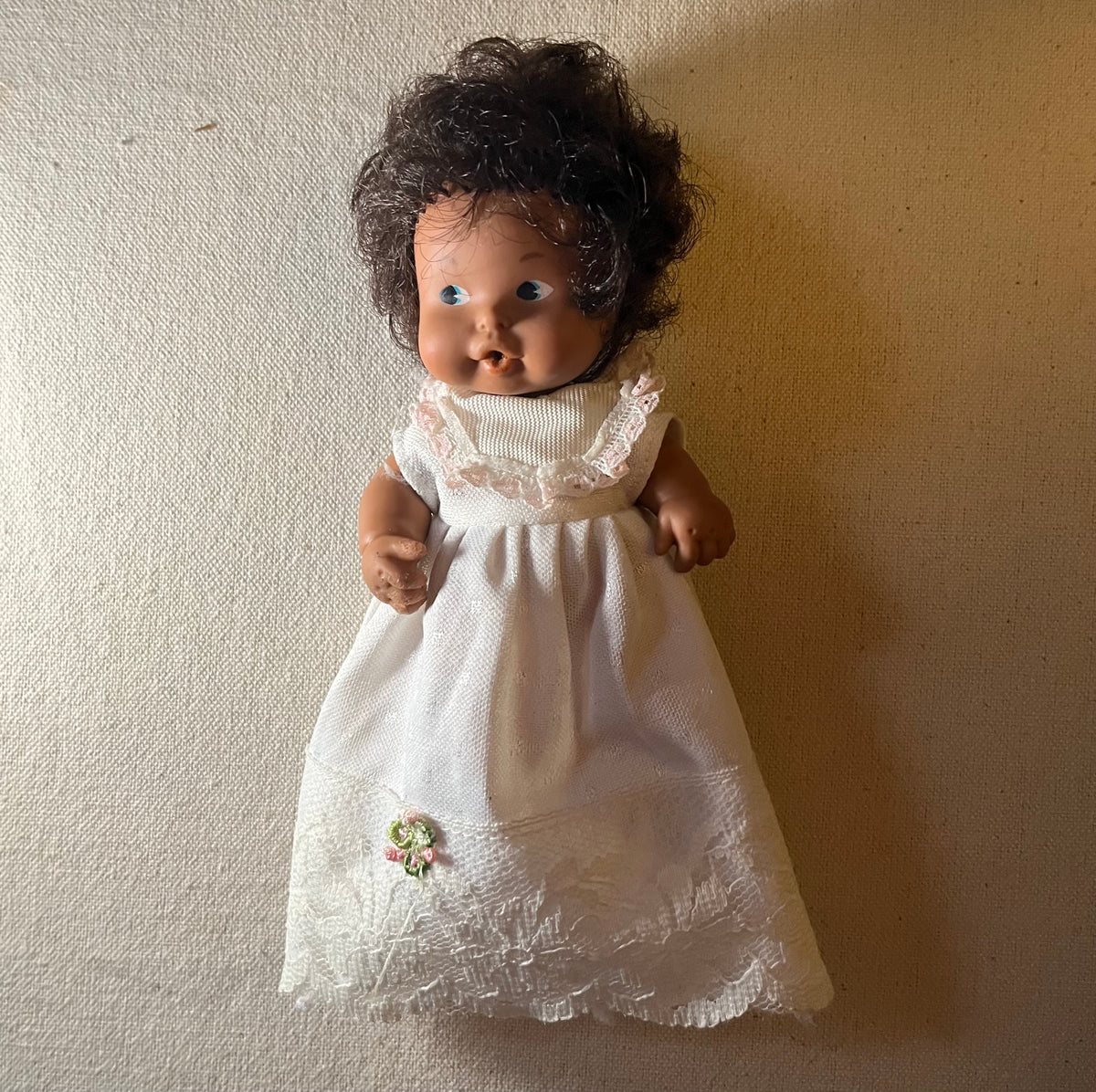 Muñeca Barriguitas de Famosa de los años ochenta con pelo castaño rizado
