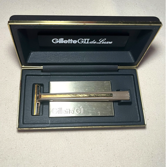 Maquinilla de afeitar Gillette GII De Luxe en su estuche azul noche abierto, con libreto de instrucciones.