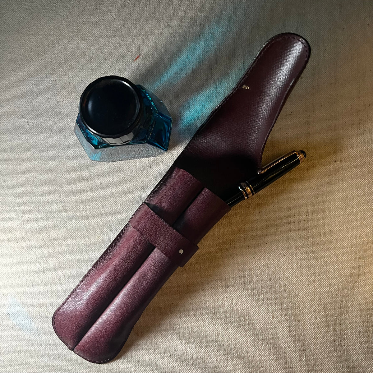 Funda de piel burdeos Montblanc para dos plumas, detalle del estado