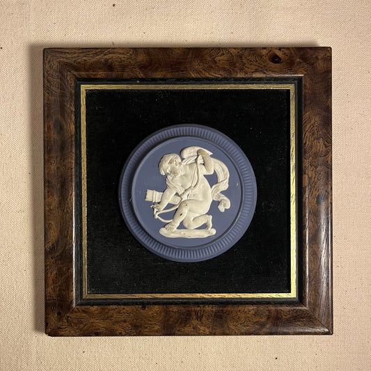 Medallón Wedgwood jasperware azul con querubín en bajorrelieve blanco, marco de raíz de nogal
