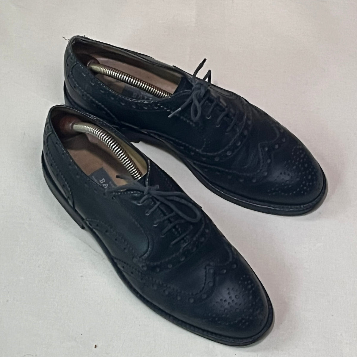Zapatos Bally Scribe Oxford brogue negros, par visto de tres cuartos con hormas de muelle (no incluidas)