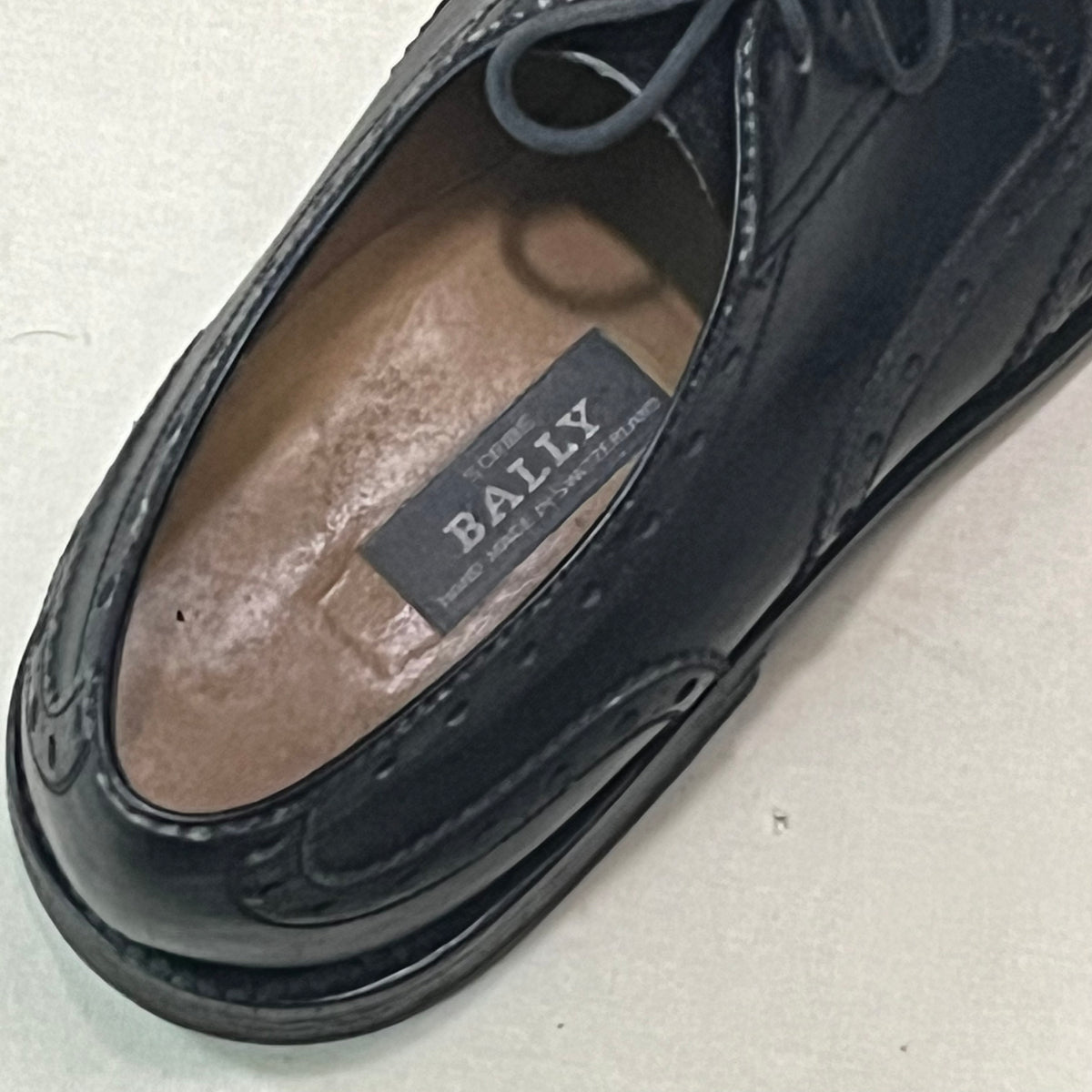 Etiqueta interior «Scribe · Bally · Hand made in Switzerland» en la plantilla del zapato