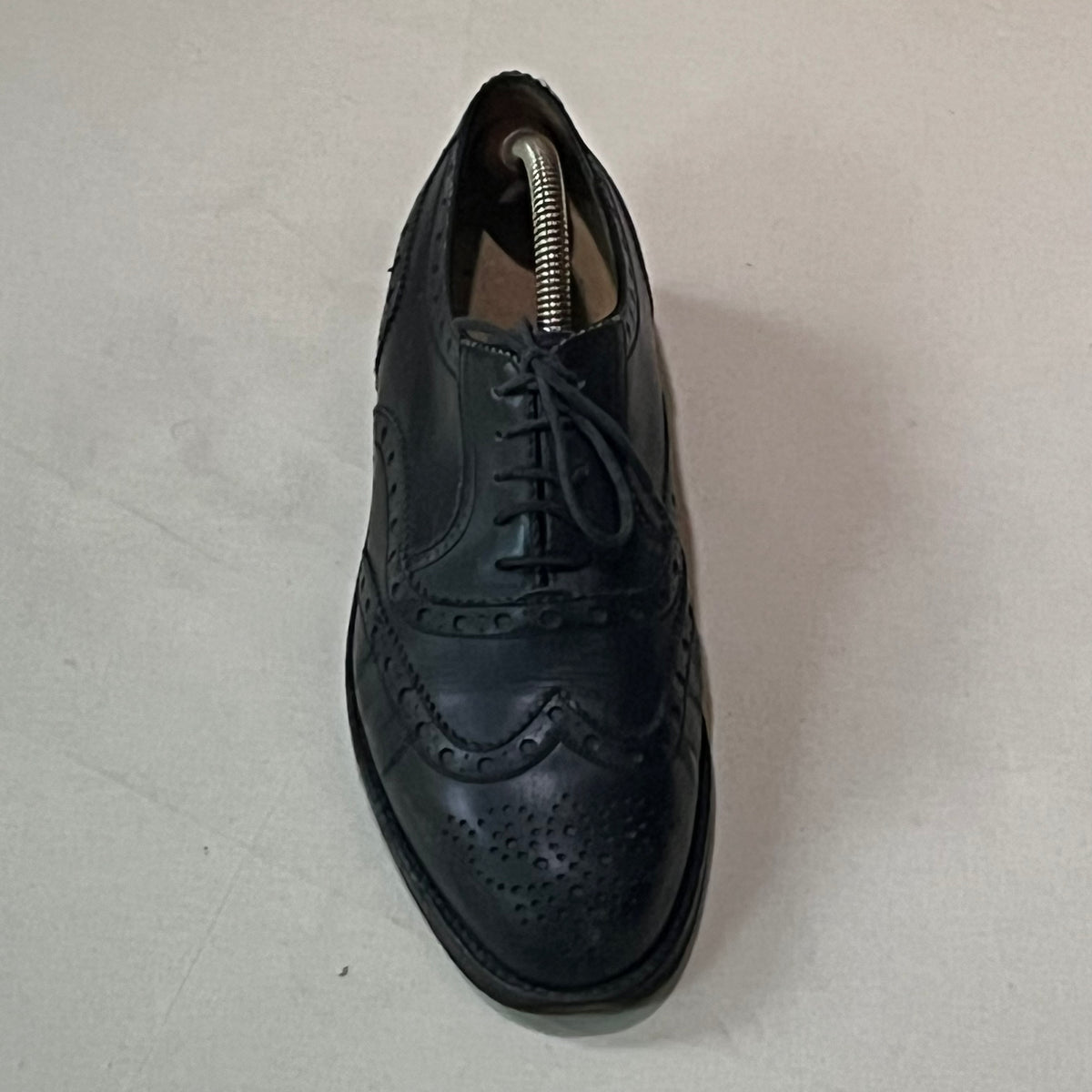 Zapato Bally Scribe Oxford brogue negro visto desde arriba, puntera de alas con picado