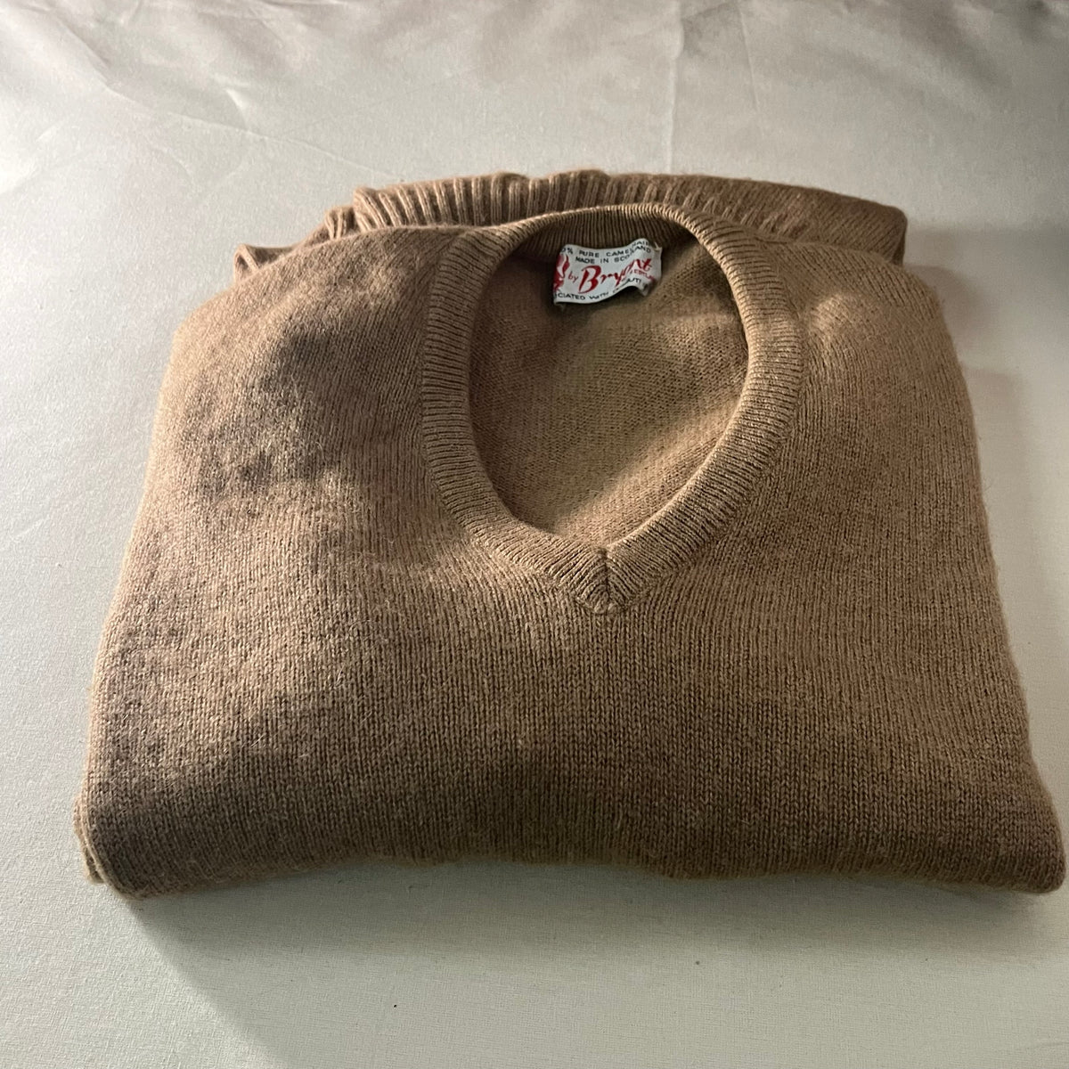 Jersey de pelo de camello Bryant of Scotland, cuello de pico, doblado, vista frontal