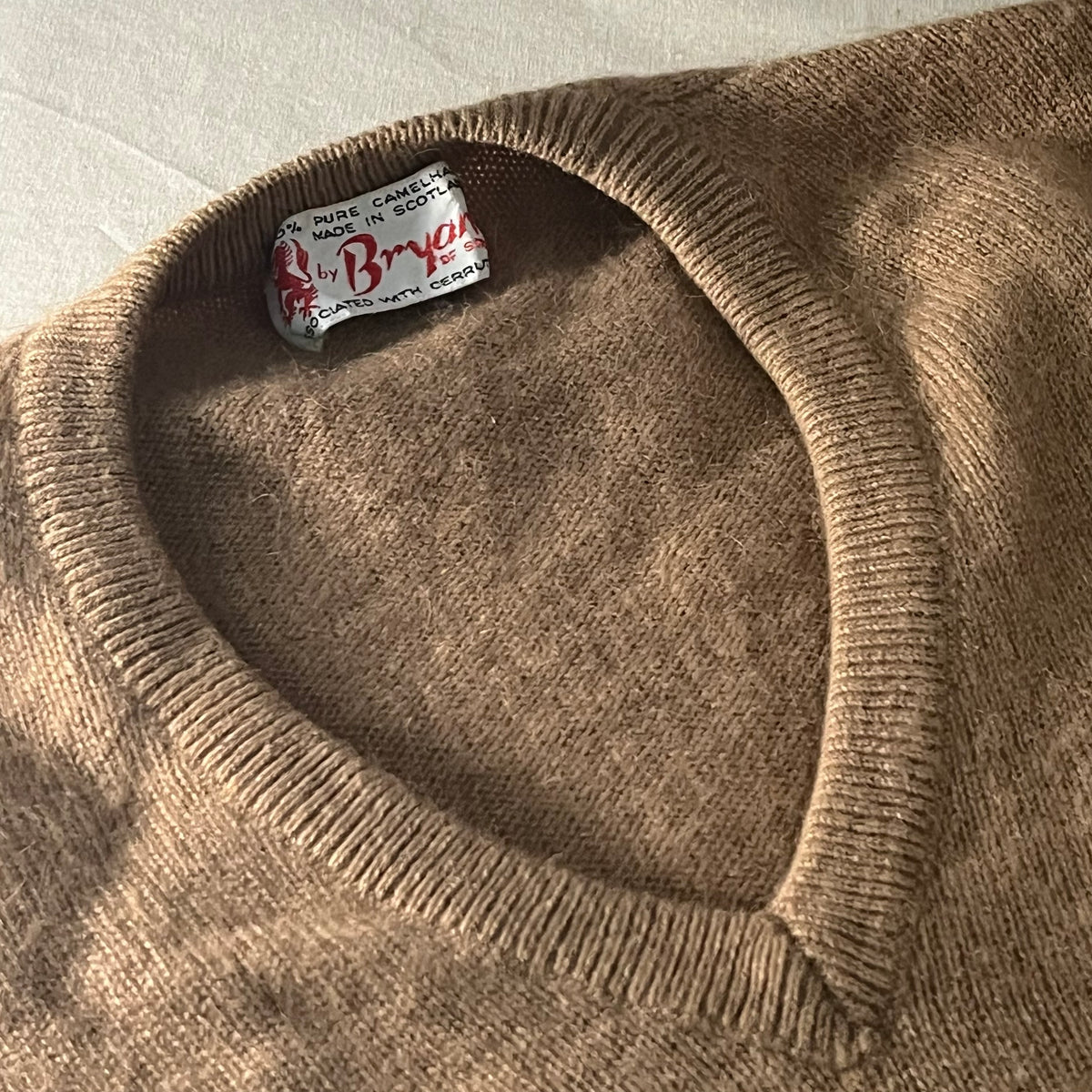 Etiqueta del jersey: 100% pure camelhair, Made in Scotland, by Bryant of Scotland, associated with Cerruti