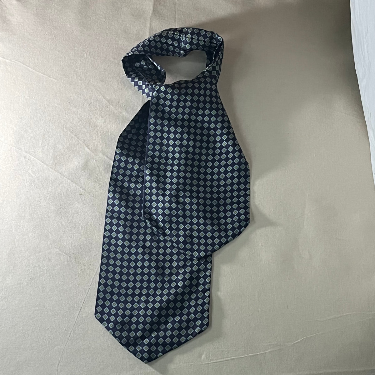 Pañuelo-corbata ascot de seda Austin Reed, azul marino con cuadraditos celestes, vista completa