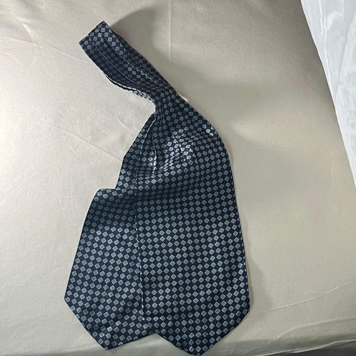 Pañuelo ascot de seda azul marino Austin Reed extendido, vista de tres cuartos