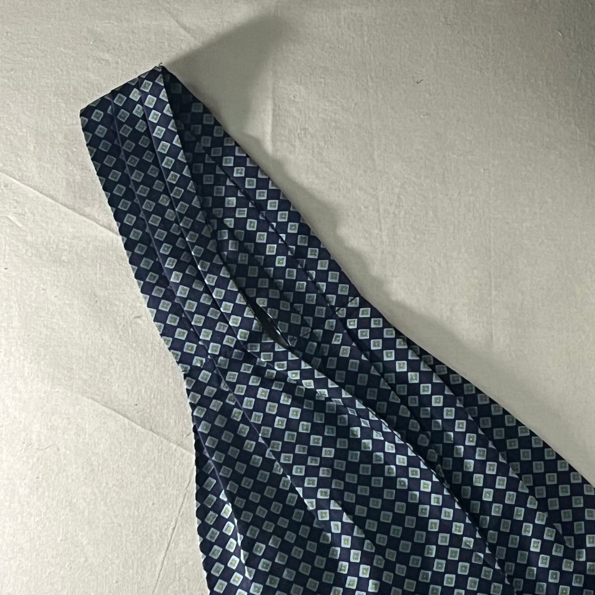 Detalle del cuello plisado y cosido del pañuelo ascot de seda Austin Reed