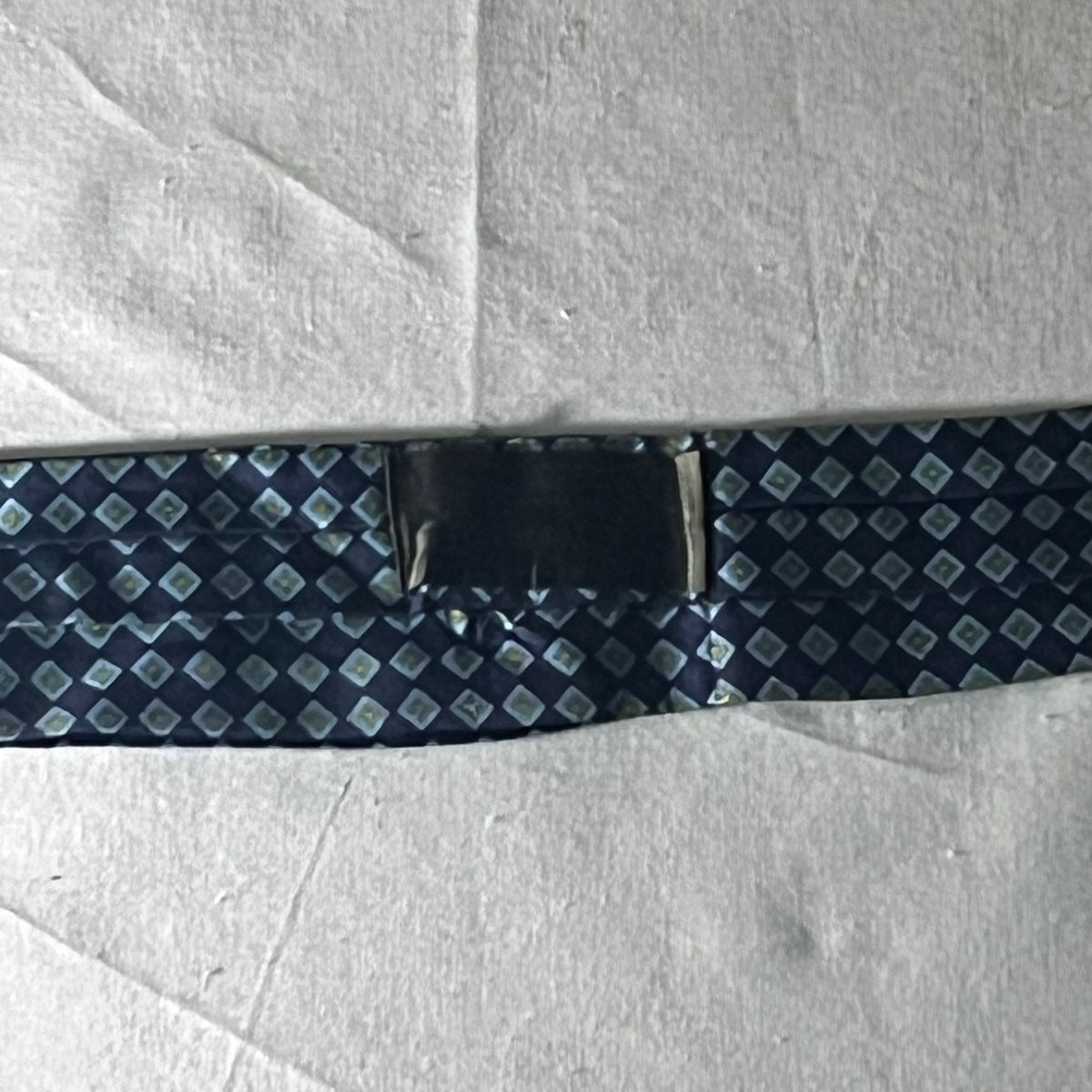 Etiqueta desteñida en el cuello del pañuelo-corbata de seda Austin Reed