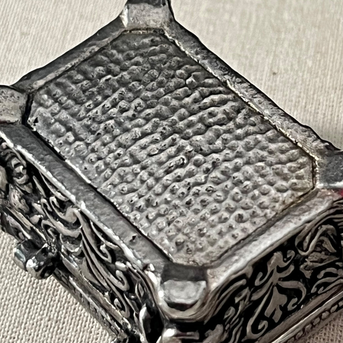 Base punteada del cofre joyero en miniatura de metal plateado