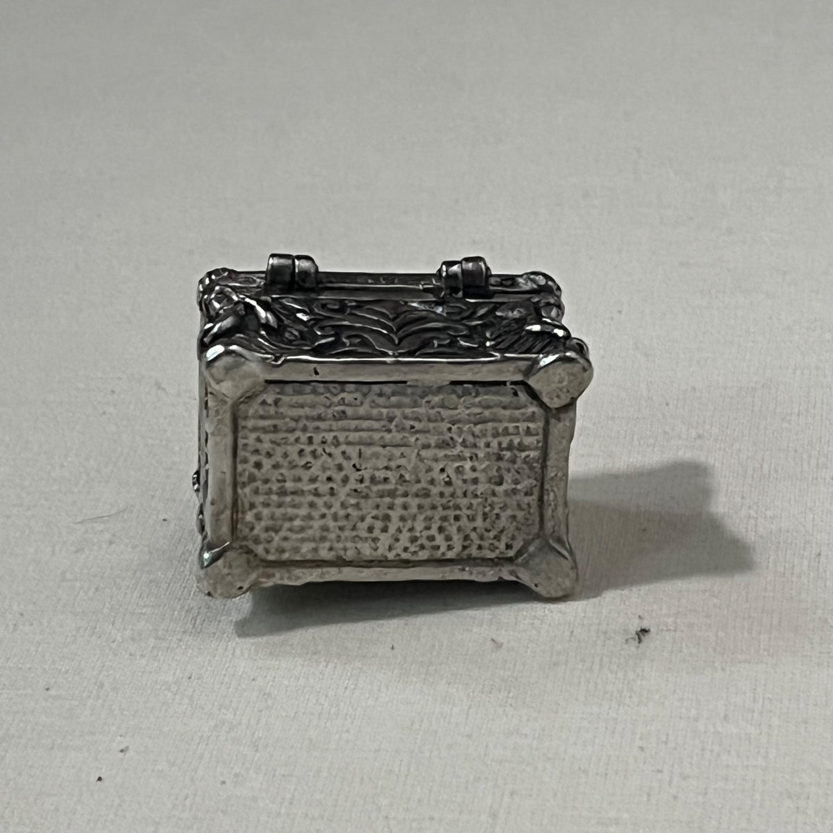 Cofre joyero en miniatura visto por la base, con sus cuatro patas