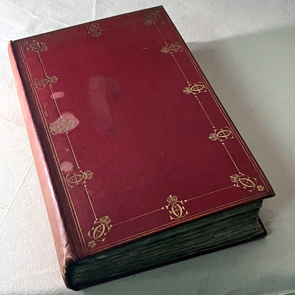 Libro The Boyhood of a Great King, A. M. Broadley, Harper 1906, cubierta de tela roja con monogramas coronados dorados