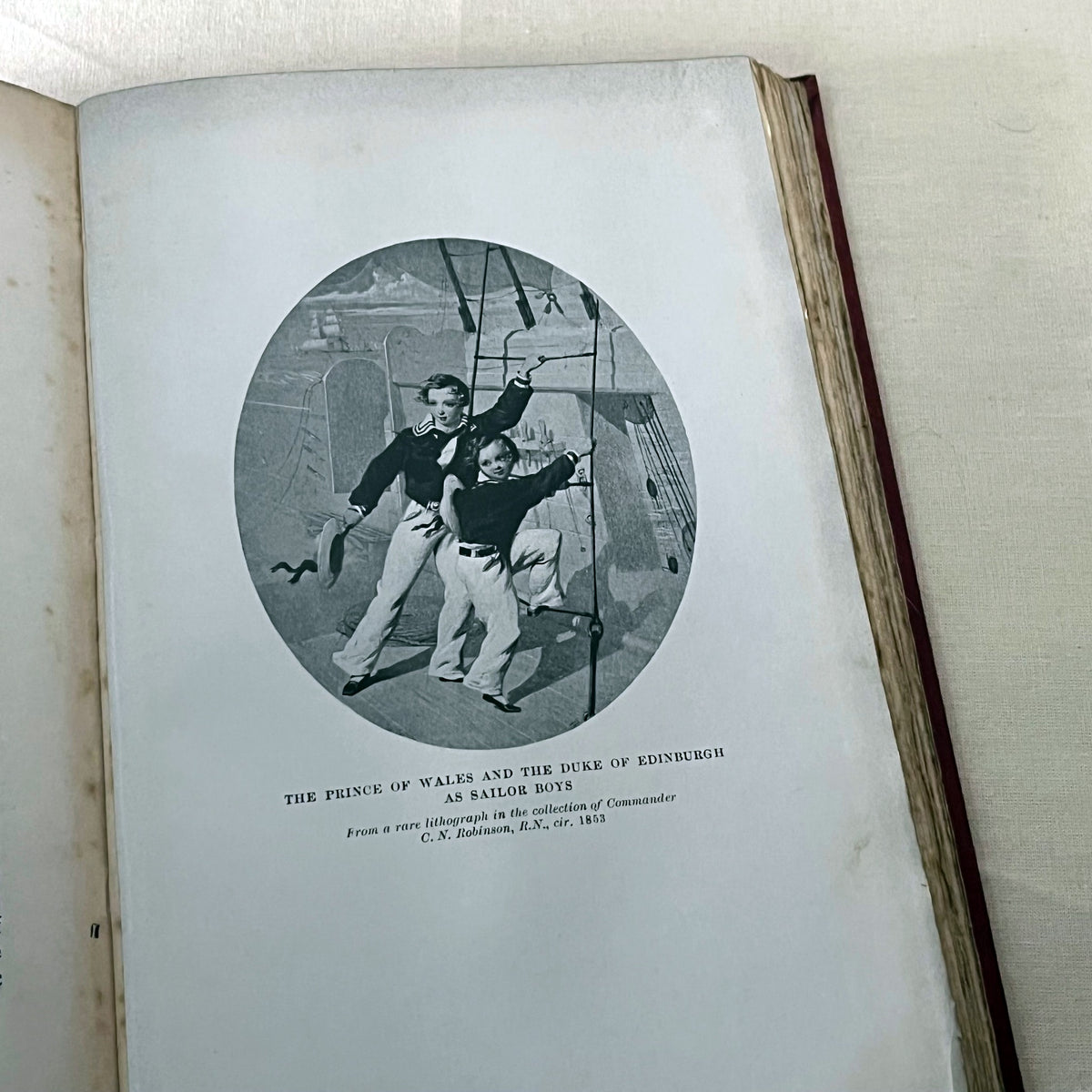 Lámina circular del príncipe de Gales y el duque de Edimburgo vestidos de marineros, litografía de hacia 1853