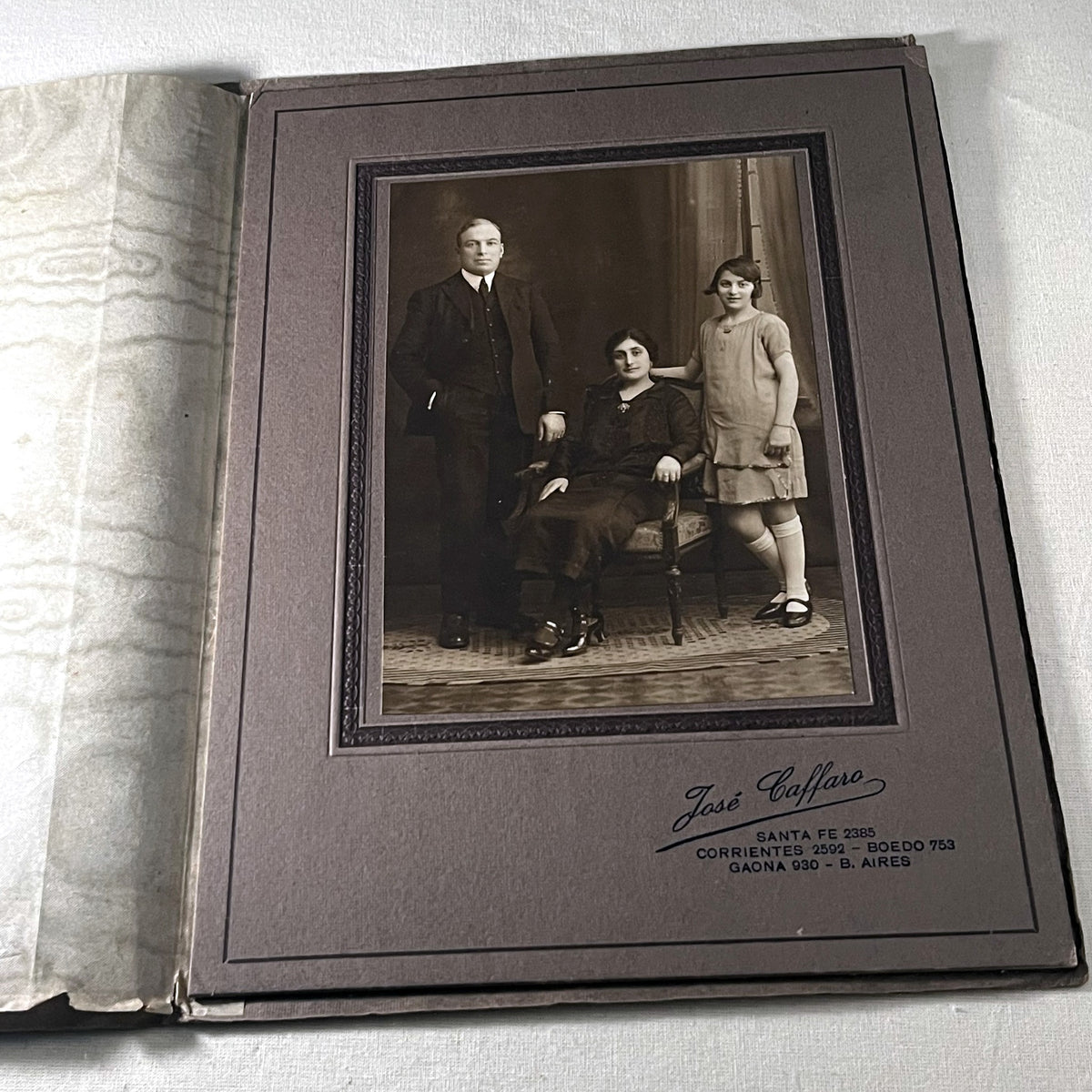 Retrato familiar en sepia de José Caffaro, hacia 1920, en su carpeta abierta con paspartú troquelado