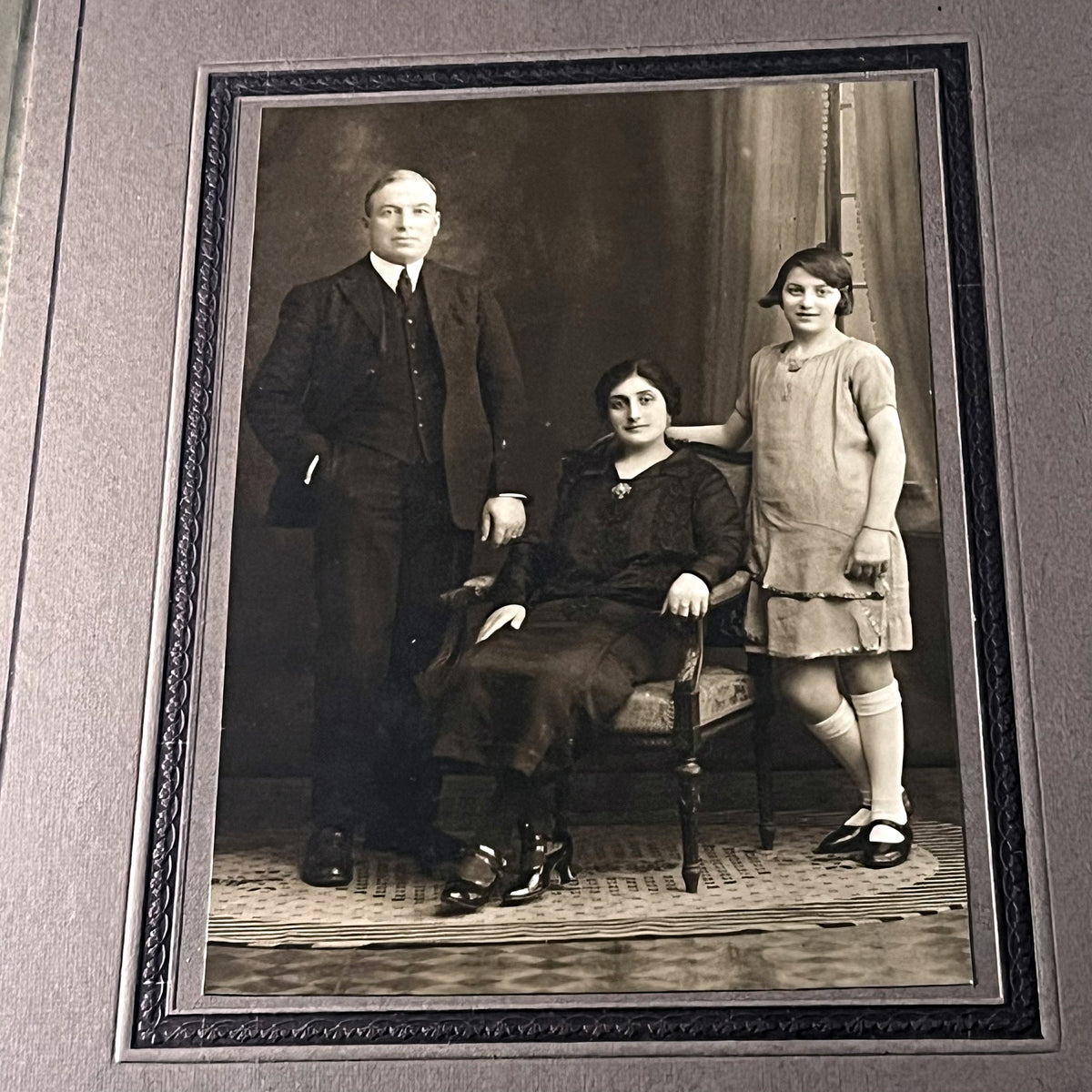 Detalle del retrato en sepia: matrimonio y su hija en el estudio de José Caffaro, Buenos Aires