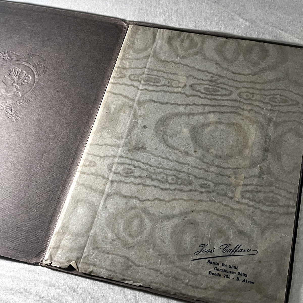 Guarda interior de papel tornasolado con la firma del estudio José Caffaro, Buenos Aires
