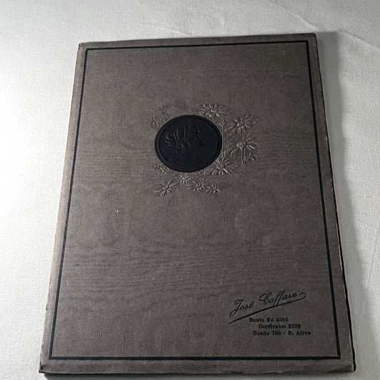 Carpeta de fotografía José Caffaro, Buenos Aires, cubierta muaré gris con medallón de dama y flores en relieve