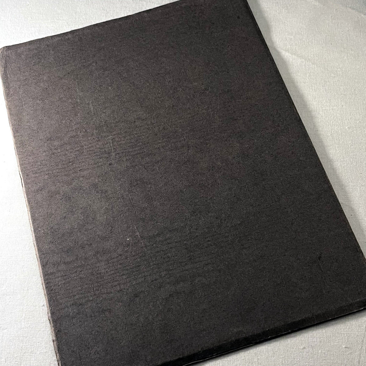 Reverso de la carpeta de fotografía José Caffaro, cubierta muaré