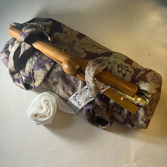Bolsa de labor de brocado morado y dorado con mangos de bambú