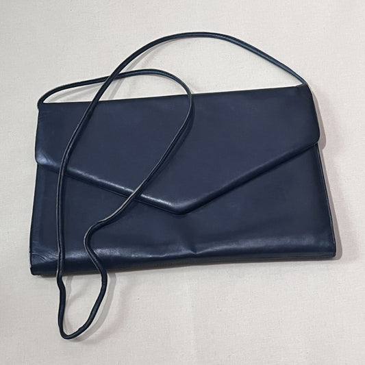 Bolso de piel Yanko azul marino con forma de sobre y bandolera fina, vista frontal