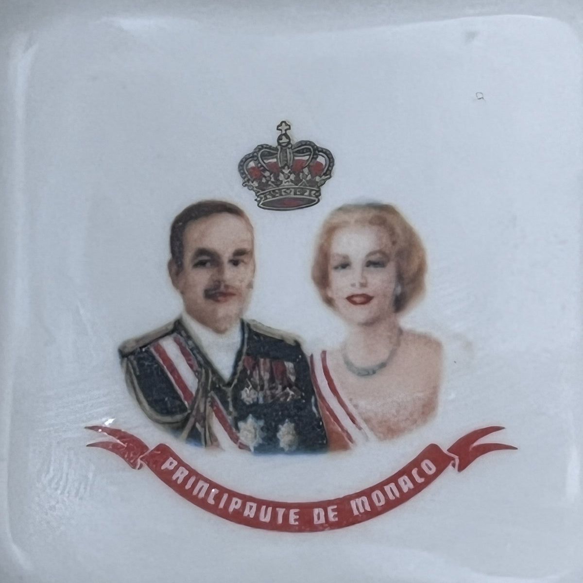 Detalle de los retratos con la cinta roja Principauté de Monaco