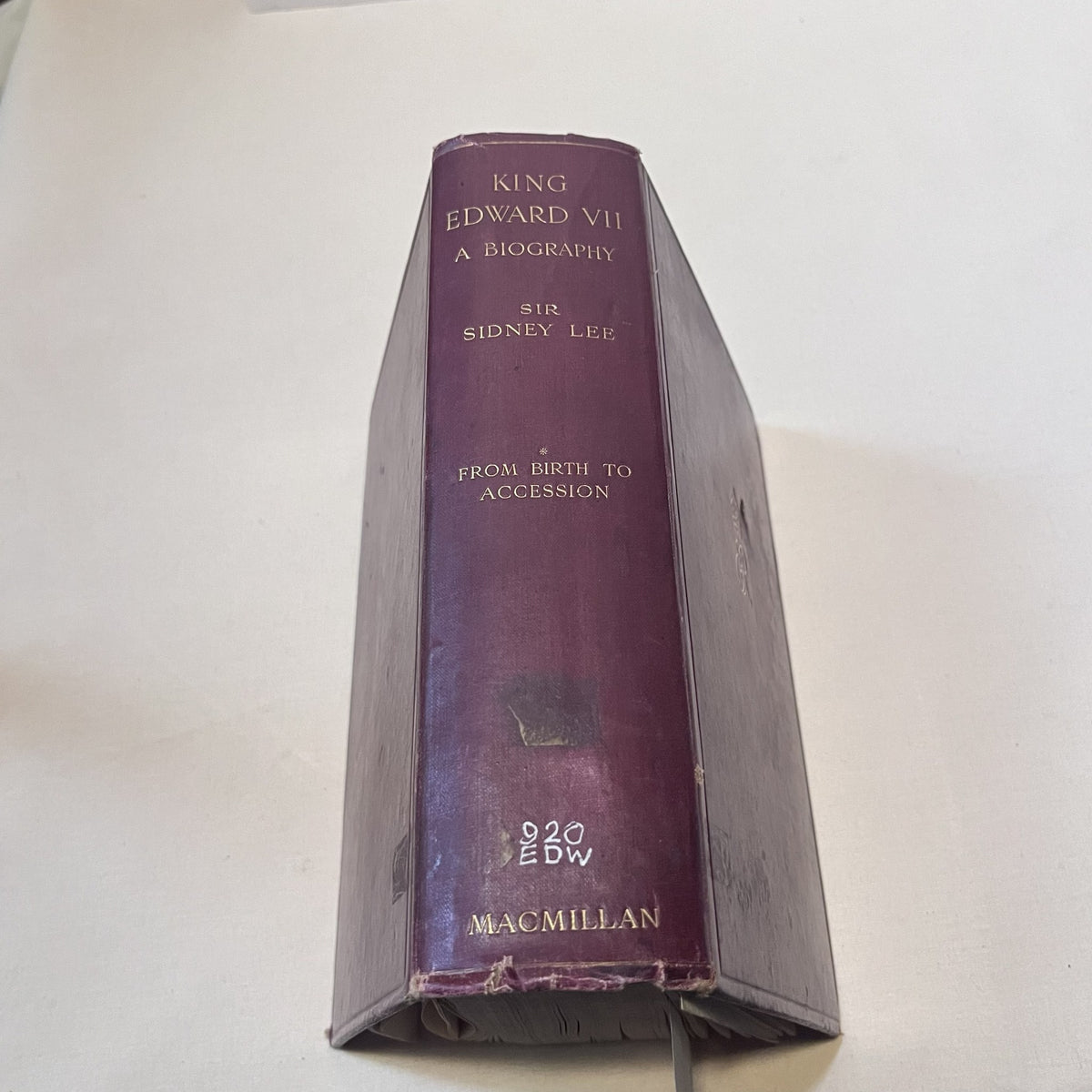 Lomo con el título King Edward VII, A Biography, Sir Sidney Lee y Macmillan, y el tejuelo 920 EDW