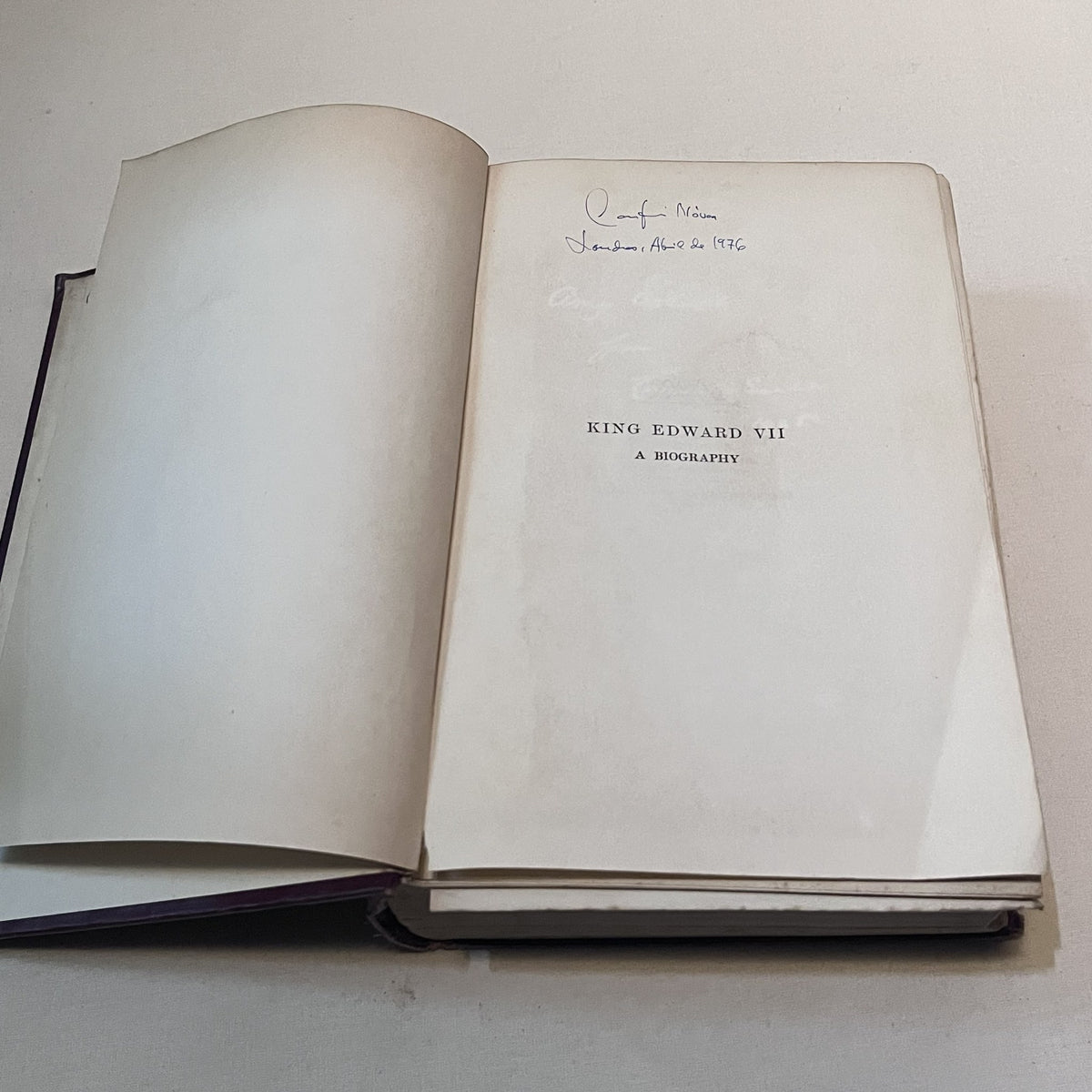 Anteportada con la firma de D. Carlos y la anotación «Londres, abril de 1976»