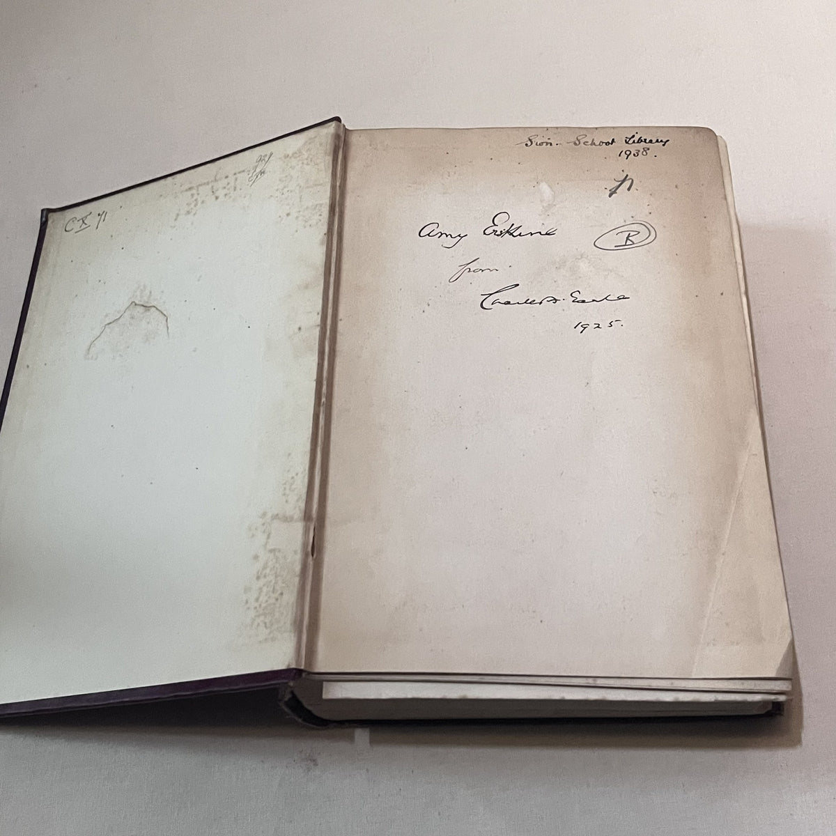 Guarda con la dedicatoria de 1925 y la anotación Sion School Library 1938