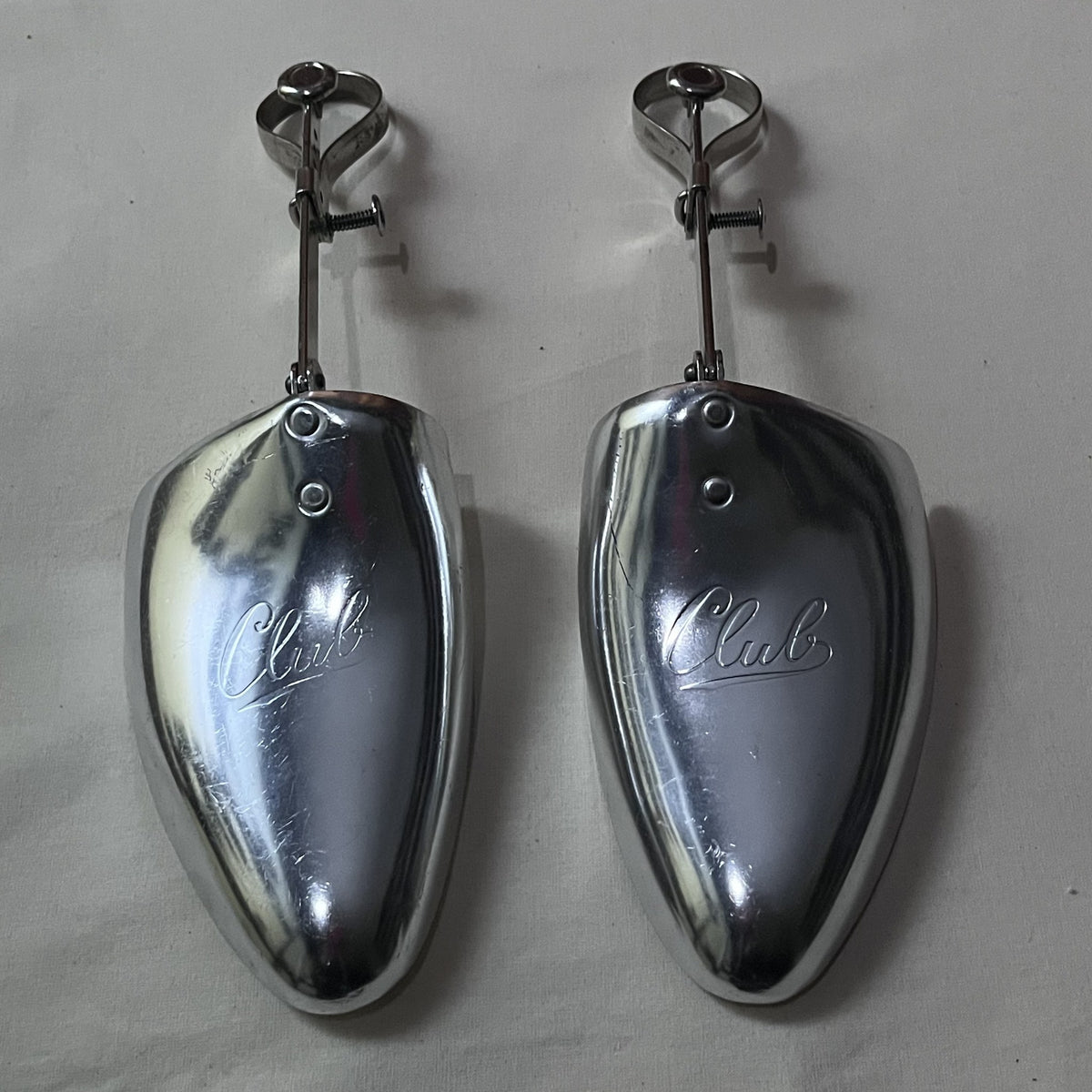 Par de hormas de zapato de aluminio pulido con la palabra Club grabada, vista superior