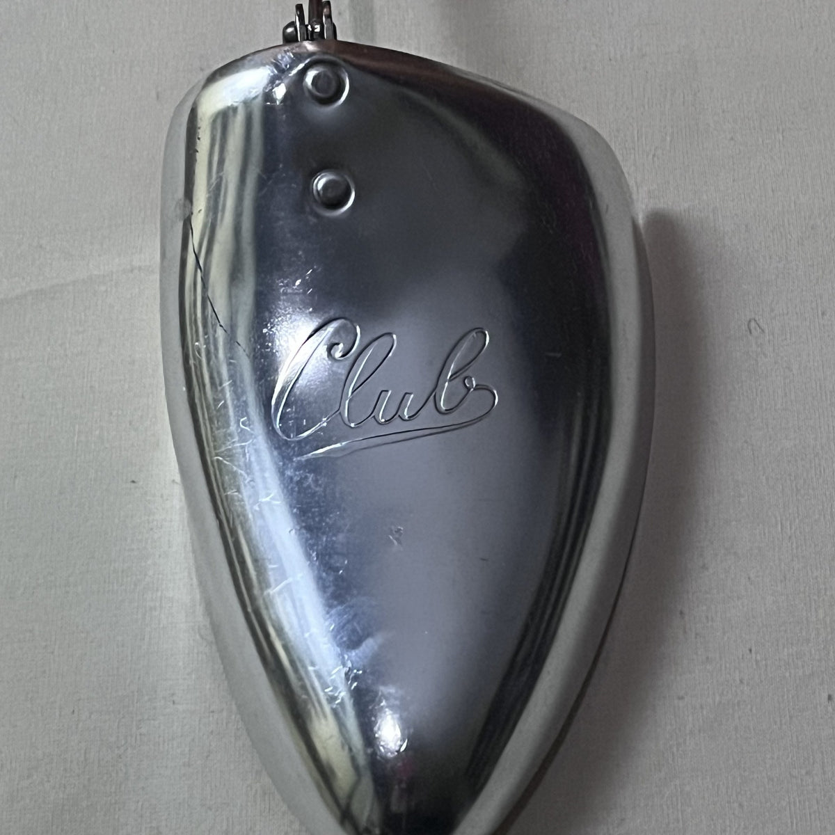 Detalle de la puntera con Club grabado en letra inglesa y rozaduras finas en el aluminio