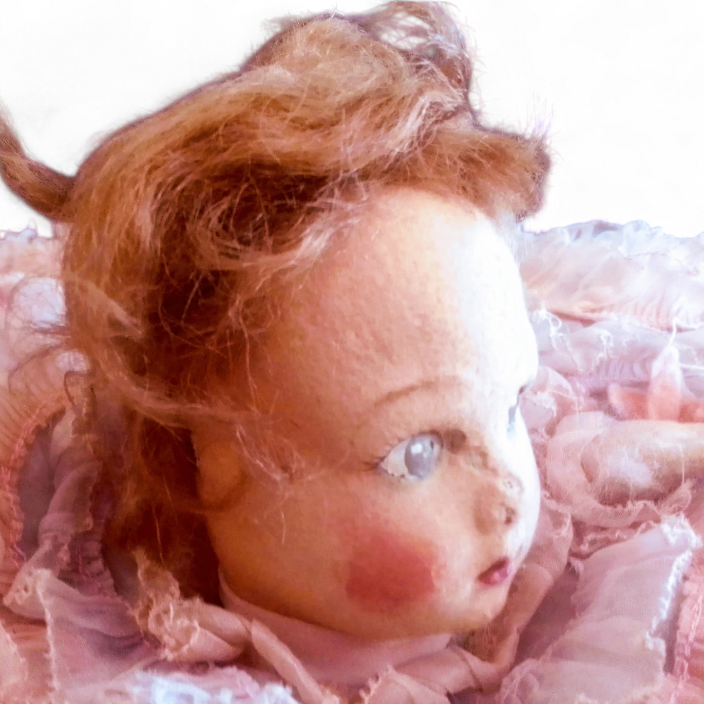 Muñeca antigua coleccion lenci rostro de fieltro con ojos azules mejillas sonrojadas y vestido rosa de encaje