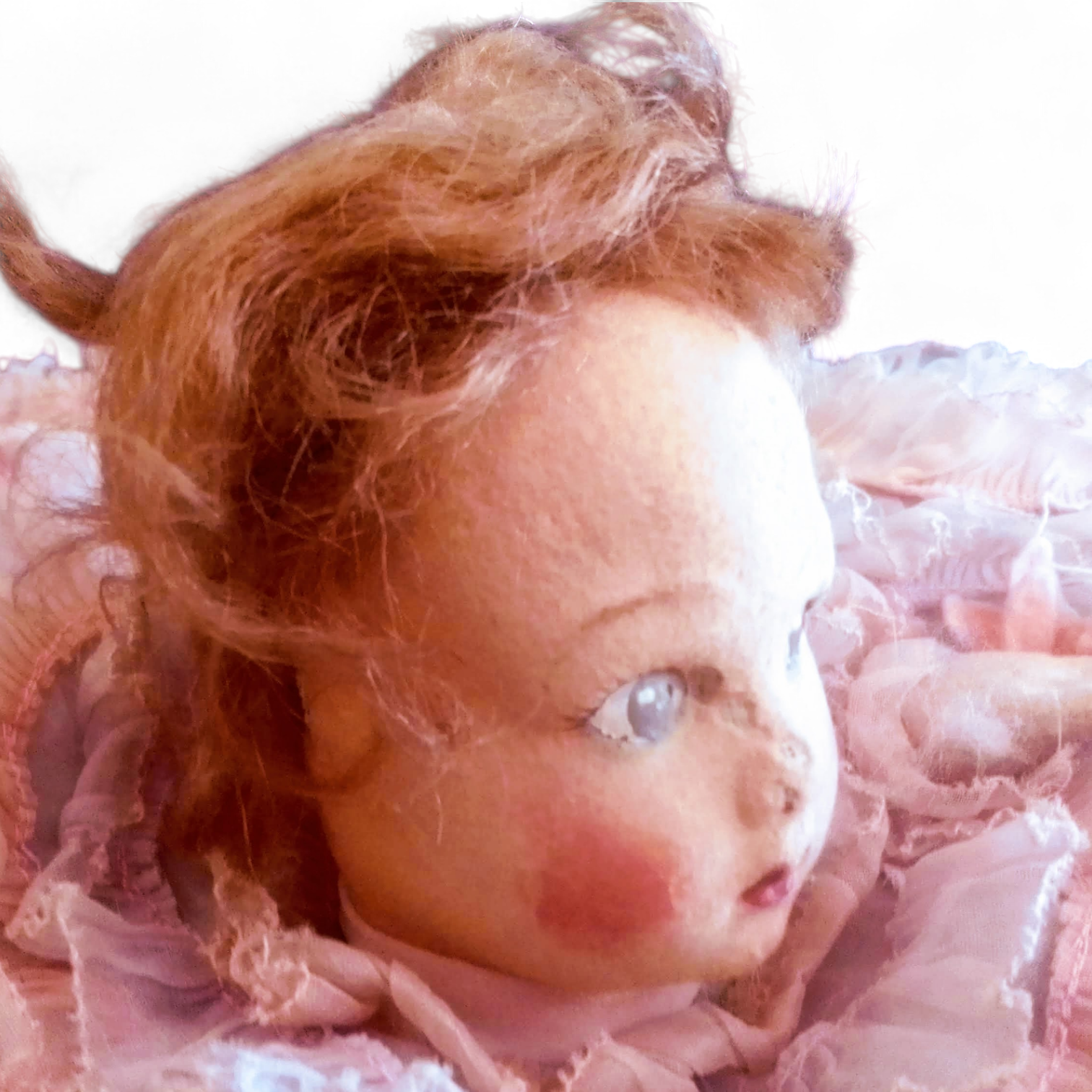 Muñeca antigua coleccion lenci rostro de fieltro con ojos azules mejillas sonrojadas y vestido rosa de encaje