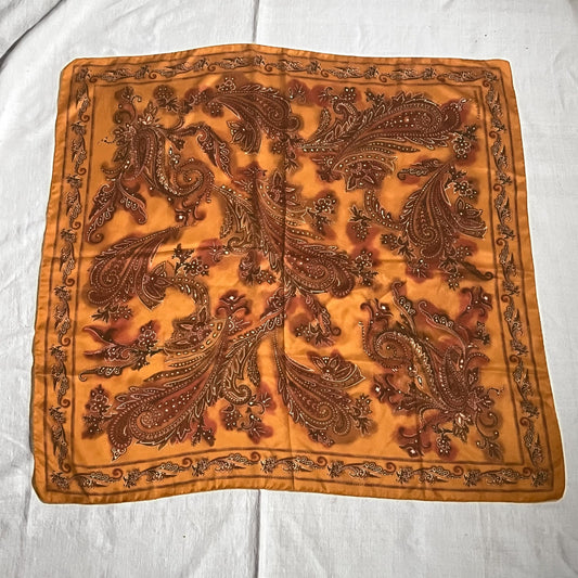 Pañuelo de seda Guido Valenti extendido, estampado naranja con marco interior, vista cenital