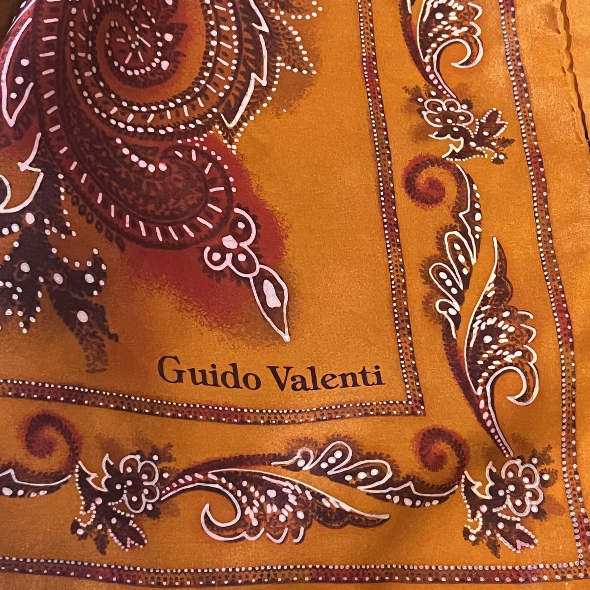 Detalle de la firma «Guido Valenti» estampada en una esquina
