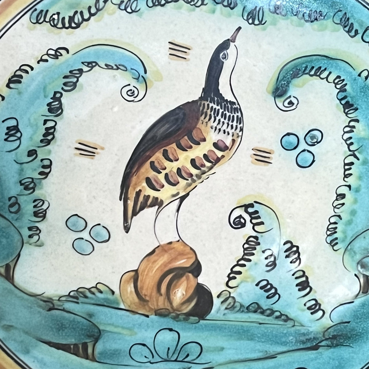 Detalle de la pintura a mano del otro plato