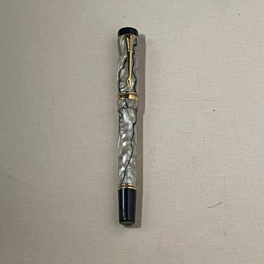 Pluma estilográfica Parker Duofold de resina gris nacarada con detalles dorados